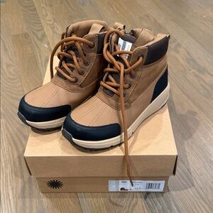 UGG EMMETT DUCK BOOT Kids Boots in Tan and Black